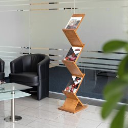 Brosjyrestativ av tre - Zick-Zack Madera - M